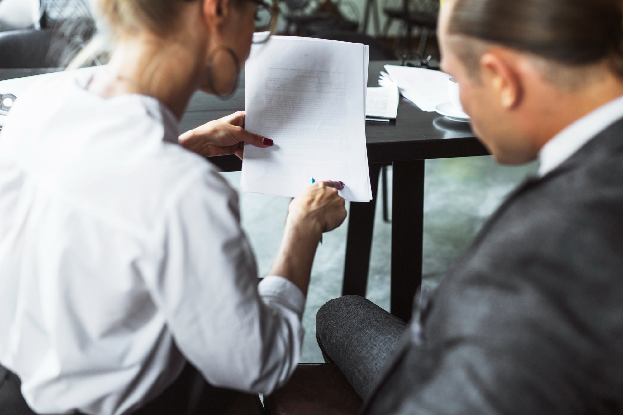 Vertragsunterlagen werden am Tisch besprochen